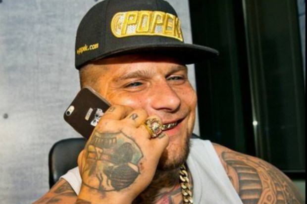 Popek w całej okazałości (źródło: FB) Popek sprzedaje na pniu złote szczęki