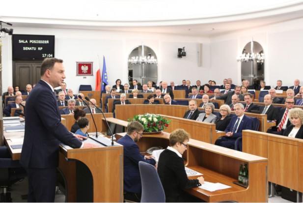 Prezydent Andrzej Duda podczas 1. posiedzenia Senatu IX kadencji (źródło: Wikipedia) Prezydent Duda u stomatologa …