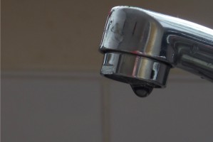 Kolejny naukowy argument za wzbogacaniem wody we fluor (fot. pixabay) USA: próchnica groźniejsza u dzieci, które nie piją wody z kranu