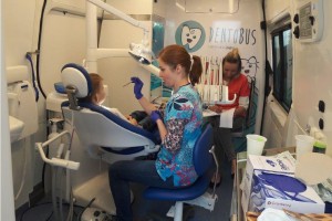 W czerwcu dentobus będzie pracował w 10 miejscowościach w woj. łódzkim (fot. NFZ) Łódzkie: trasa dentobusu w czerwcu