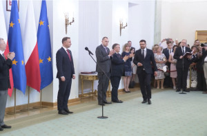Wręczenie nominacji profesorskich (źródło: prezydent.pl) Beata Czarnecka i Małgorzata Zadurska z nominacjami profesorskimi