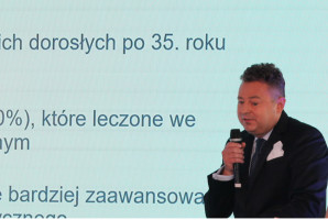 dr n. med. Maciej Nowak podczas prelekcji 1 na 100 Polaków nie ma problemu z dziąsłami