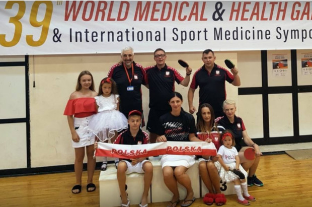 Medaliści w tenisie stołowym (źródło: FB Jarosławia) Stomatolog tenisistą stołowym na medal
