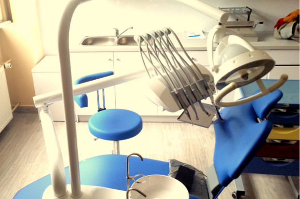 Gabinet w szkole w Dzierżonowie (źródło: Dzierżoniów.pl) Stomatologia: w Dzierżoniowie dzieci leczą