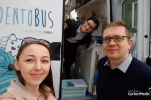 Zespół niemedyczny w projekcie dentobus (od lewej: Karolina Niedzielska, Monika Babut, Paweł Korneta) Dentobus Corten Medic także w Świętokrzyskiem