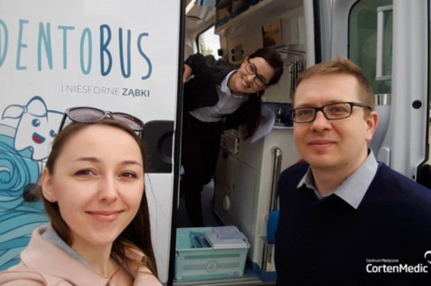 Zespół niemedyczny w projekcie dentobus (od lewej: Karolina Niedzielska, Monika Babut, Paweł Korneta) Dentobus Corten Medic także w Świętokrzyskiem