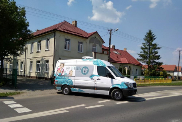 Dentobus w woj. kujawsko - pomorskim (foto: NFZ) Dentobusy diagnozują próchnicę