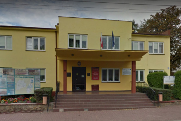 Urząd gminy i miasta w Ćmielowie (foto: Google Maps) Dentysta w szkole: gmina Ćmielów idzie za ciosem