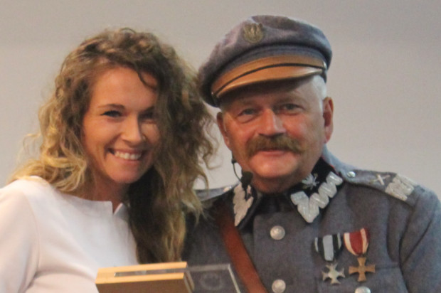 IX ŁSS dr n. med. Lesław Jacek Pypeć vel Józef Piłsudski wręcza nagrodę przedstawicielce Dental Tree 9 twarzy Łódzkich Spotkań Stomatologicznych