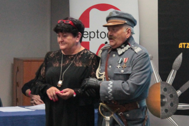 Małgorzata Lindorf oraz Lesław Jacek Pypeć witają gości ŁSS Przyjaciele Łódzkich Spotkań Stomatologicznych