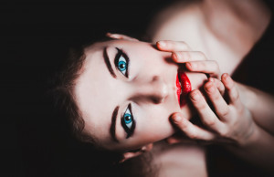 Stan jamy ustnej kobiety może podlegać zmianom dyktowanym przez wahania poziomu hormonów (fot. pixabay) Zdrowie jamy ustnej kobiety