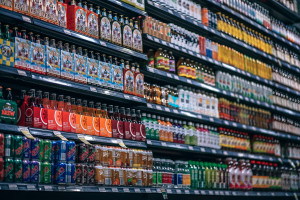 Należy przestrzegać pacjentów przed działaniem coca coli i napojów energetycznych na wypełnienia, zwłaszcza te w widocznych miejscach (fot. pixabay) Jak zakwaszające jamę ustną napoje działają na wypełnienia stomatologiczne