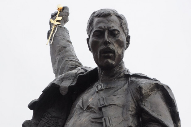 Pomnik Freddiego Mercury'ego w Montreux w Szwajcarii (fot. pixabay) Freddie Mercury miał wadę zgryzu, wydatną