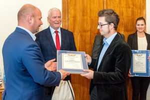 Marek Nahajowski odbiera dyplom przyznany przez marszałka woj. dolnośląskiego (fot. Tomasz Walów) UM we Wrocławiu: Marek Nahajowski ponownie nagrodzony