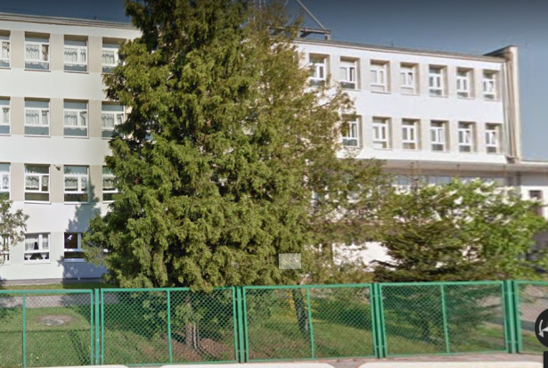 Szkoła w przy ul Paderewskiego w Toruniu (źródło: Google Maps) Alfamed poprowadzi gabinet stomatologiczny w toruńskiej szkole