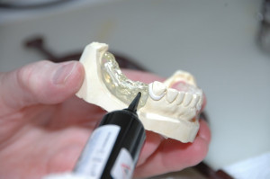 Praca technika dentystycznego (foto: pixabay) Technik dentystyczny nie jest przypisany do pracy w szczególnych warunkach