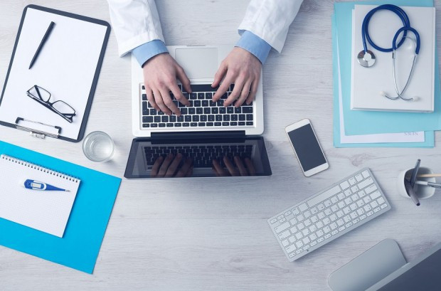 Po 1 grudnia w nagłych przypadkach lekarze będą mogli wystawić też papierowe zwolnienia (fot. pixabay) Pracodawca otrzyma SMS-a o zwolnieniu lekarskim pracownika