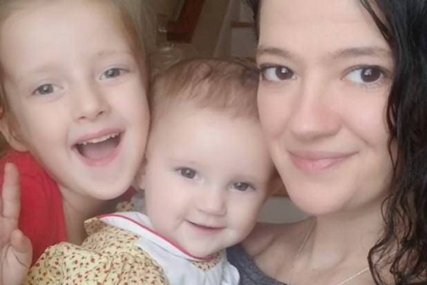 Tiffany Elliott z córkami (źródło FB) Czy matka może karmić piersią w gabinecie dentystycznym?