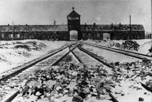 Auschwitz, brama główna (fot. Wikipedia) Dentysta dokumentował piekło Auschwitz