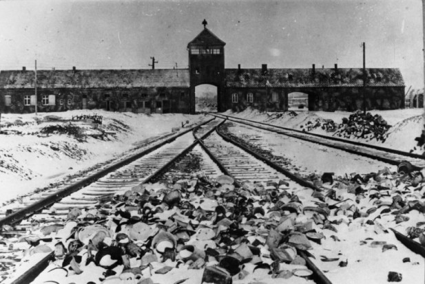 Auschwitz, brama główna (fot. Wikipedia) Dentysta dokumentował piekło Auschwitz