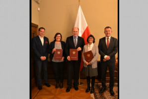 Uroczystość wręczenia nominacji (źródło: łódzkie.eu) Prof. Joanna Szczepańska ponownie konsultantem wojewódzkim w dziedzinie stomatologii dziecięcej