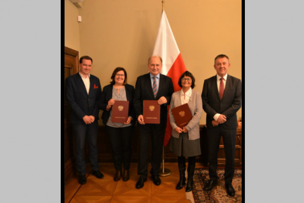 Uroczystość wręczenia nominacji (źródło: łódzkie.eu) Prof. Joanna Szczepańska ponownie konsultantem wojewódzkim w dziedzinie stomatologii dziecięcej