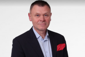 Burmistrz Strzelna Dariusz Chudziński (źródło: FB) Strzelno – mieszkania dla dentystów