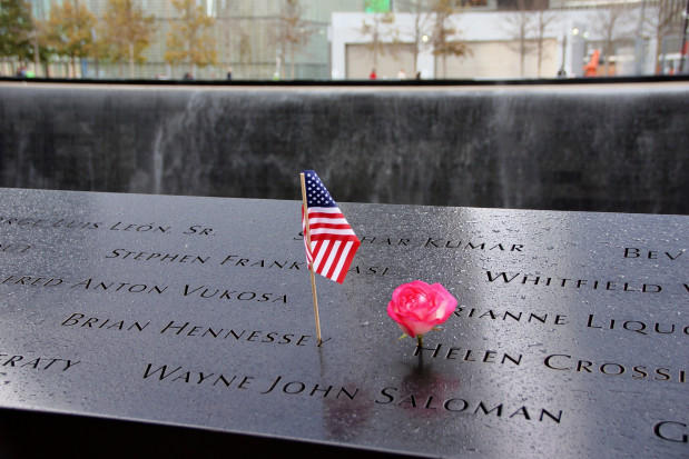 Tablica poświęcona ofiarom zamachu na WTC w 2001 r. (fot. pixabay) Zapadalność na raka głowy po zamachu na WTC