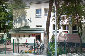 Szkoła Podstawowa Nr 1 w Józefowie (źródło: Google Maps). Kto chce leczyć zęby dzieci w Józefowie