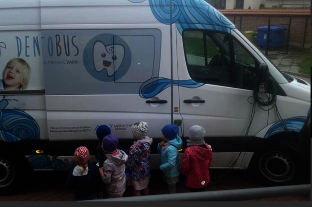 Dentobus (foto: Stomatologią Piaseczno) Małopolska: dentobus pracuje wytrwale