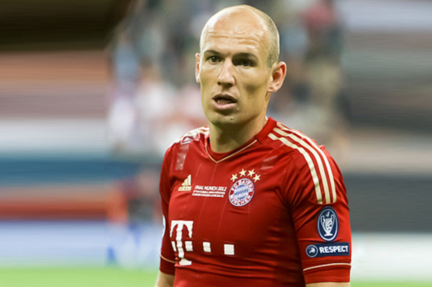 Arjen Robben (źródło: Wikipedia) Zęby Robena uniemożliwiają mu grę