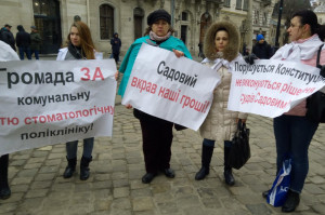 Protestujący przeciwko likwidacji klinik stomatologicznych Lwów: protest dentystów z fizjologicznym tłem