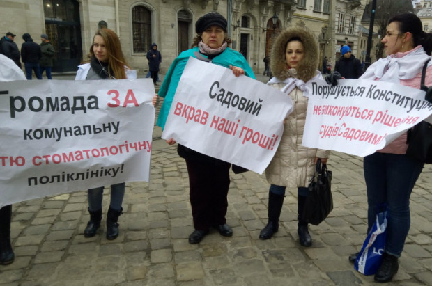 Protestujący przeciwko likwidacji klinik stomatologicznych Lwów: protest dentystów z fizjologicznym tłem