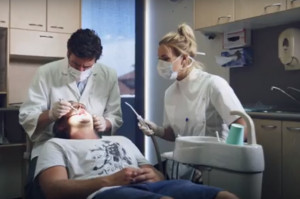 Scena z filmu „Root Cause” Europejskie Stowarzyszenie Endodontyczne w obronie leczenia kanałowego zębów