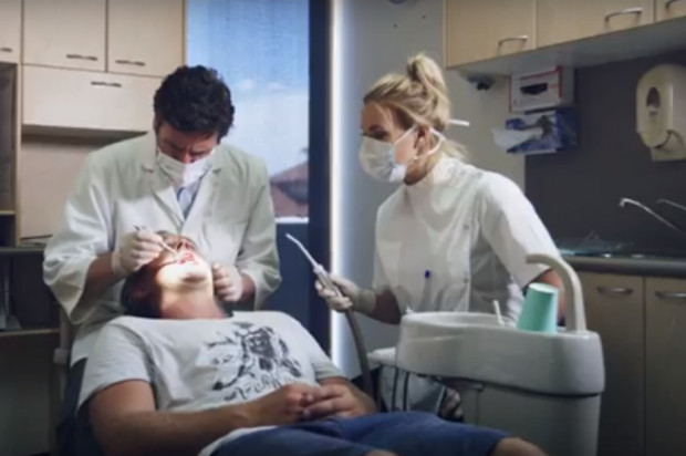 Scena z filmu „Root Cause” Europejskie Stowarzyszenie Endodontyczne w obronie leczenia kanałowego zębów