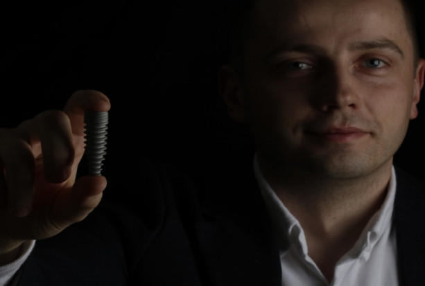 Dr n. med. Michał Łobacz (fot. Michał Berezowski) Nowoczesna chirurgia stomatologiczna augmentacją stoi