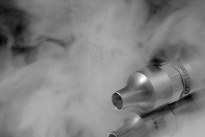 W świetle badań e-papierosy są, wbrew reklamom, coraz mniej bezpieczne (fot. pixabay) E-papieros szkodzi i to coraz bardziej