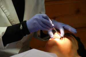 Amerykański dentysta uczył się praktycznej strony wykonywania implantów podczas akcji na Dominikanie (fot. pixabay) Charytatywne robienie implantów