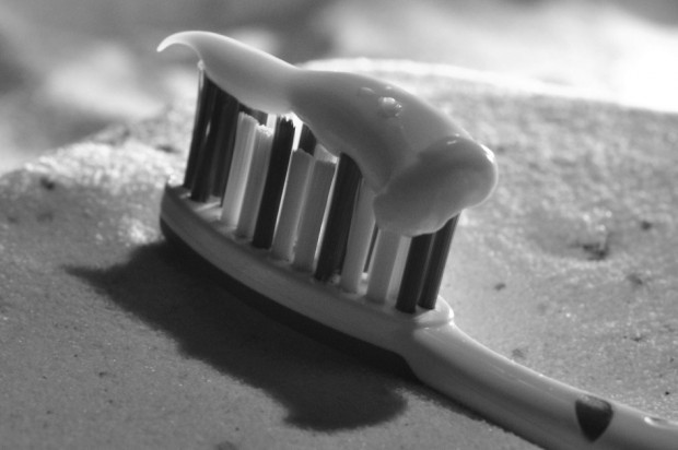 Stężenie fluoru w paście do zębów ma znaczenie w walce z próchnicą