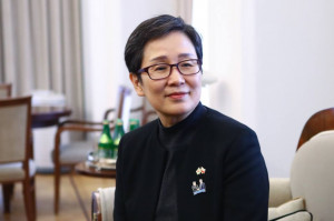 Mira Sun, ambasador Korei Południowej w Warszawie (źródło: FB) Praca wyczerpująca wiąże się z utratą zębów?