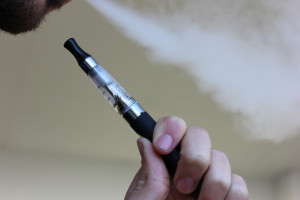 Vaping – bezwzględny wróg zdrowej jamy ustnej (foto: pixabay) E-papierosy niosą realne problemy jamie ustnej