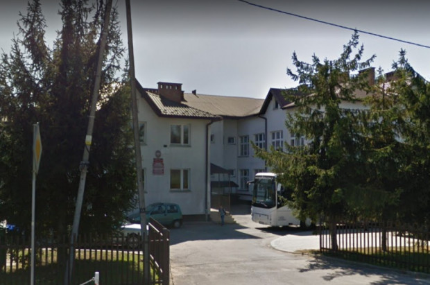Szkoła Podstawowa im. Lanckorońskich w Zakliczynie (źródło: Google Maps) Małopolska: podstawówka w Zakliczynie z gabinetem stomatologicznym