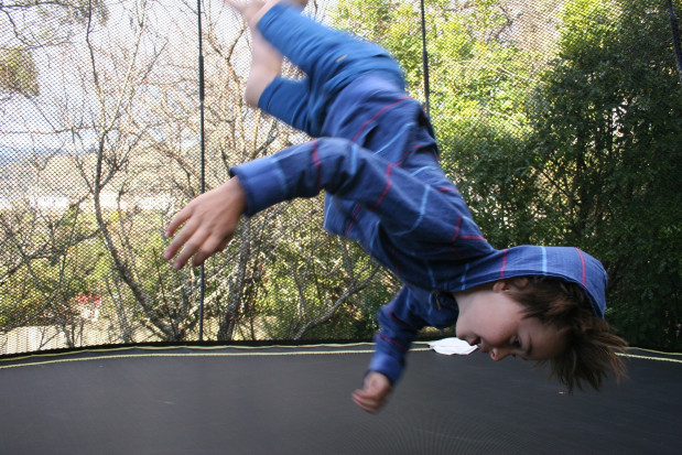 Zabawa na trampolinie to jedna z najczęstszych przyczyn uszkodzeń zębów (fot. pixabay) Wady zgryzu u dziecka to nawet trzykrotnie wyższe ryzyko urazu stomatologicznego!