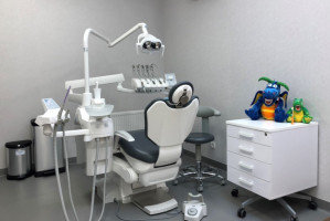 Jeden z gabinetów enel - med w centrum handlowym Młociny w Warszawie Klinika enel – med stomatologia w Galerii Młociny