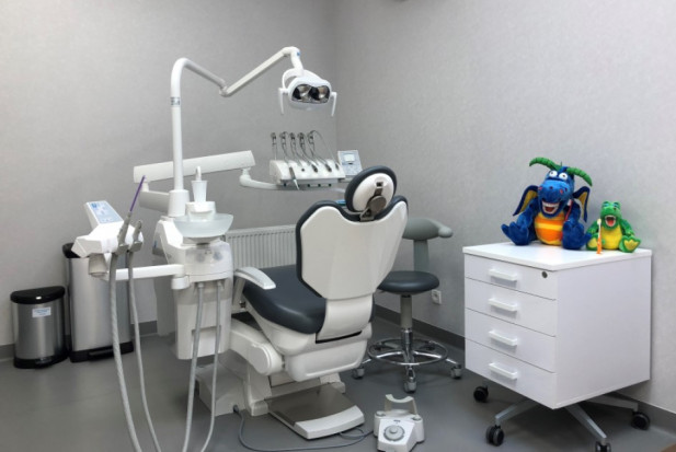 Jeden z gabinetów enel - med w centrum handlowym Młociny w Warszawie Klinika enel – med stomatologia w Galerii Młociny