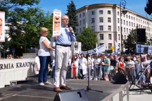 Andrzej Cisło przemawia pod Sejmem (foto: Jacek Wykowski RZ) Manifestacja lekarzy i lekarzy dentystów: nie zapominajcie o stomatologii