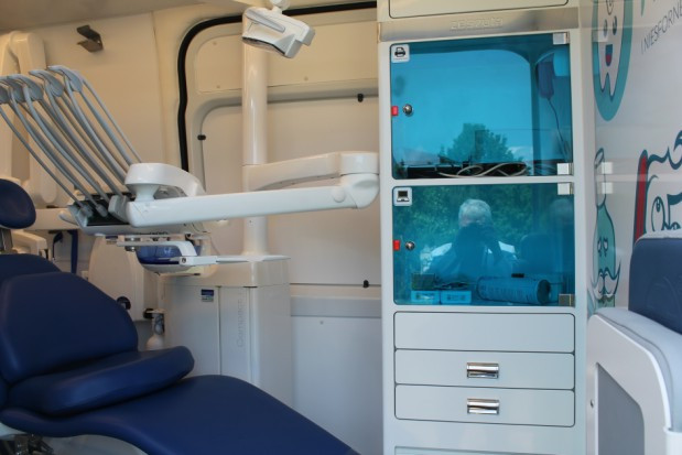 Mobilny gabinet stomatologiczny (fot. Ministerstwo Zdrowia) Opolskie: bilans pracy dentobusu