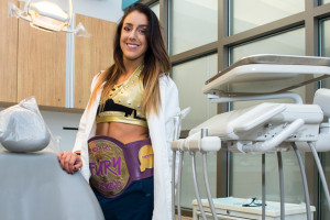 Dentystka - zapaśniczka Britt Baker Dentystka, zapaśniczka: dr Jekyll i mr Hyde