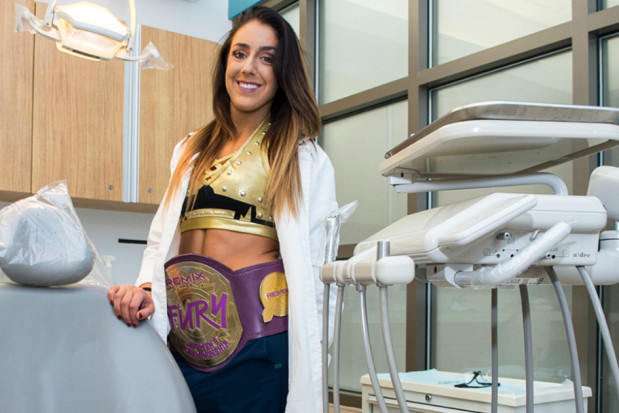 Dentystka - zapaśniczka Britt Baker Dentystka, zapaśniczka: dr Jekyll i mr Hyde