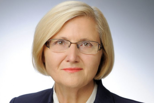 Posłanka Józefa Hrynkiewicz o zmaganiach dentystów z NFZ (źródło: FB) NFZ dręczy dentystów